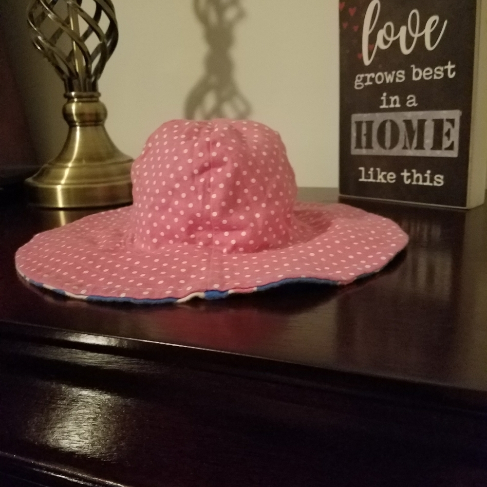 Reversible sun hat.